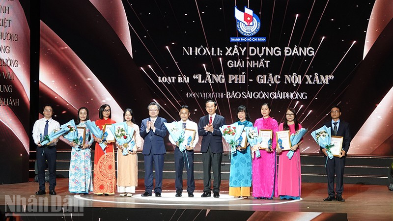 Lãnh đạo Thành phố Hồ Chí Minh và các tác giả, nhóm tác giả đoạt giải ở nhóm đề tài Xây dựng Đảng. (Ảnh: MẠNH HẢO)