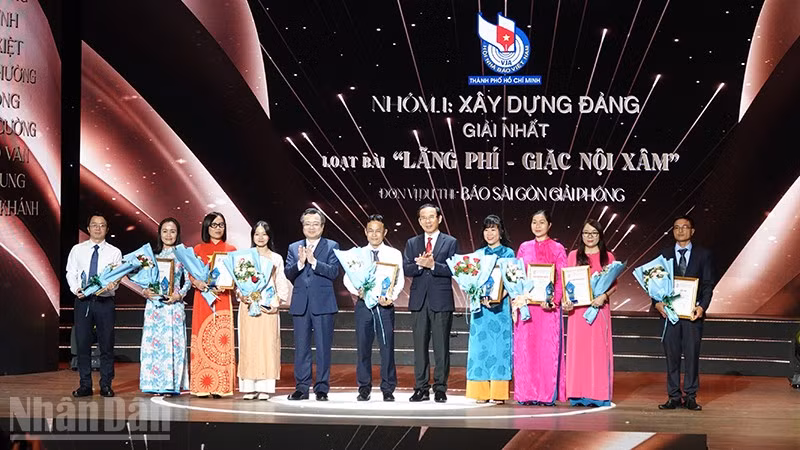 Lãnh đạo Thành phố Hồ Chí Minh và các tác giả, nhóm tác giả đoạt giải ở nhóm đề tài Xây dựng Đảng. (Ảnh: MẠNH HẢO)