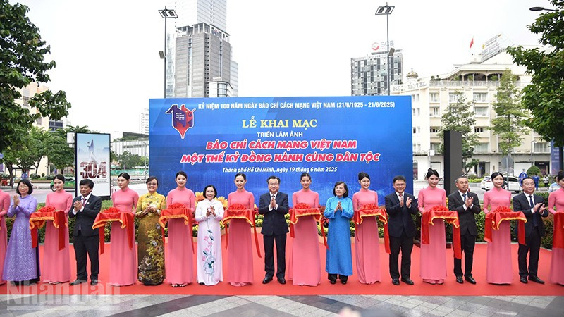 Các đại biểu thực hiện nghi thức cắt băng khai mạc triển lãm tại Công viên Lam Sơn (Ảnh: MẠNH HẢO) ndo_bl_z6719649811402-1cc654e27d1e81c2f87cc75f27353a3f.jpg