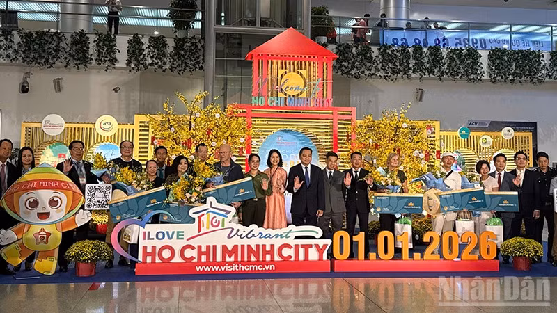 Lãnh đạo Thành phố, Sở Du lịch chụp ảnh lưu niệm với những vị khách xông đất đầu tiên trên chuyến bay từ Đức đến Thành phố Hồ Chí Minh. (Ảnh: Linh Bảo)