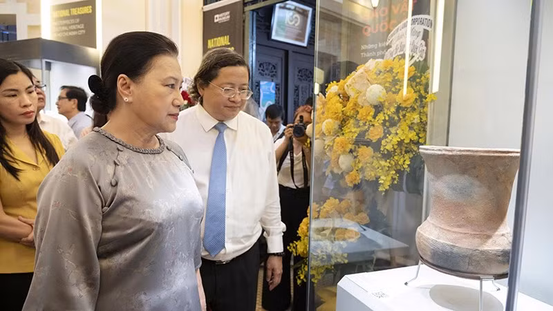 Nguyên Chủ tịch Quốc hội Nguyễn Thị Kim Ngân tham quan trưng bày (Ảnh Quốc Thanh).