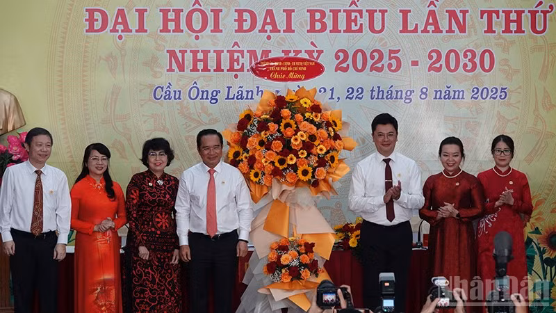 Thành ủy, Hội đồng nhân dân, Ủy ban nhân dân, Ủy ban Mặt trận Tổ quốc Việt Nam Thành phố Hồ Chí Minh tặng hoa chúc mừng Đại hội. (Ảnh: LINH BẢO)