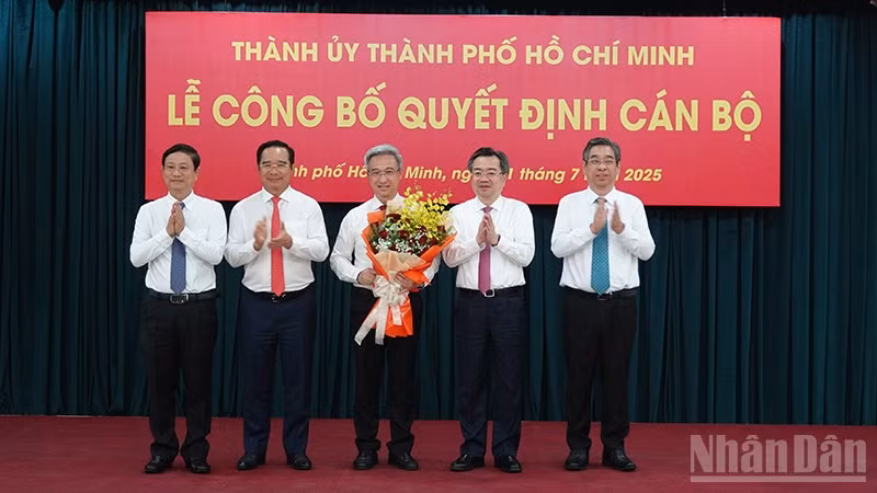 Các đồng chí Thường trực Thành ủy Thành phố Hồ Chí Minh chúc mừng đồng chí Đặng Minh Thông. (Ảnh: MẠNH HẢO)