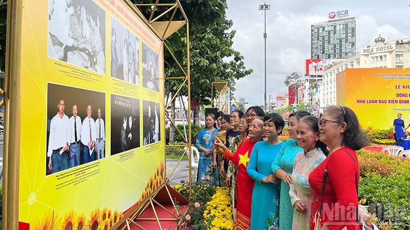 Đông đảo người dân đến tham quan triển lãm. ndo_br_img-1818.jpg