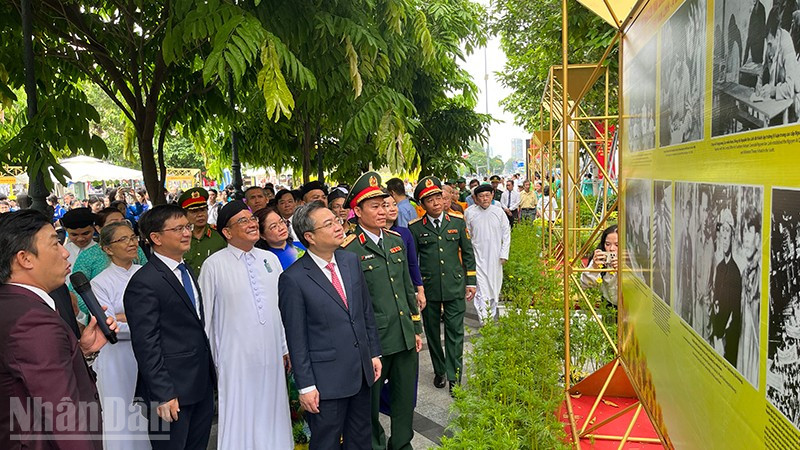 Các đại biểu tham quan triển lãm tại Công viên Lam Sơn. (Ảnh MẠNH HẢO)
