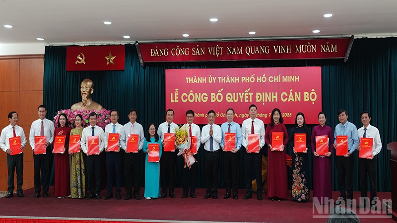 Đồng chí Võ Văn Minh, Phó Bí thư Thành ủy, Chủ tịch Hội đồng nhân dân Thành phố Hồ Chí Minh, trao quyết định cho các đồng chí lãnh đạo Ban Tuyên giáo và Dân vận Thành ủy Thành phố Hồ Chí Minh. ndo_br_dsc04611.jpg