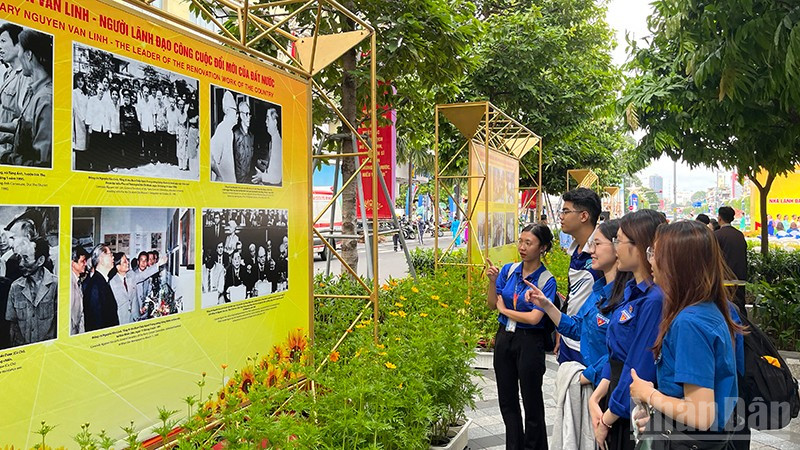Các bạn trẻ tham quan triển lãm. ndo_br_img-1796.jpg