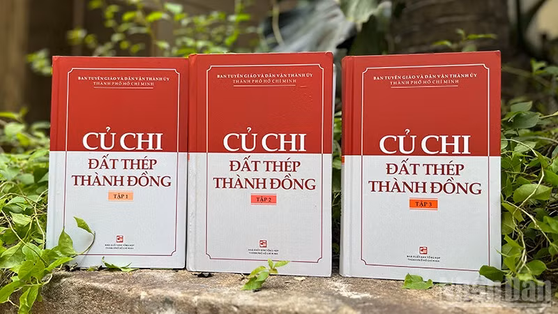 Bìa bộ sách "Củ Chi-Đất thép Thành đồng". (Ảnh: LINH BẢO)