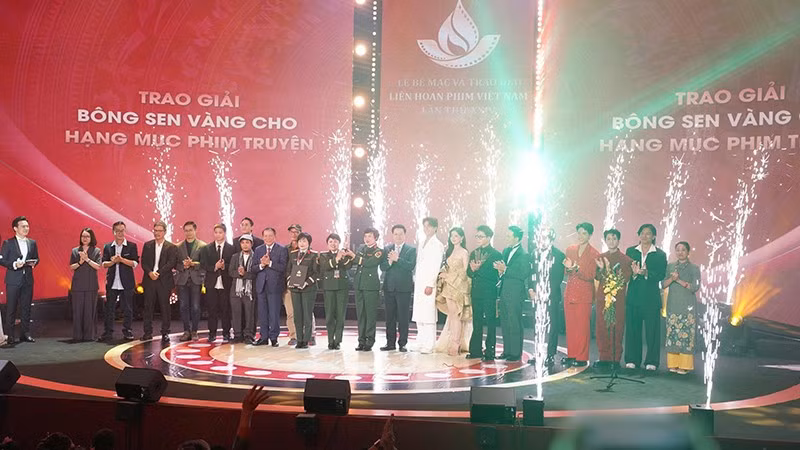 Đoàn phim Mưa đỏ nhận giải Bông sen Vàng. (Ảnh: Ban tổ chức)