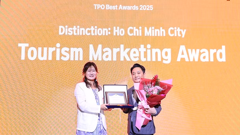 Bà Kang Da-eun, Tổng Thư ký TPO trao giải thành phố xuất sắc ở hạng mục Giải thưởng Tiếp thị du lịch cho đại diện lãnh đạo Sở Du lịch Thành phố Hồ Chí Minh. (Ảnh: Ban tổ chức).