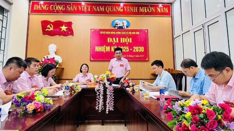Giám đốc Phòng giao dịch Ngân hàng Chính sách xã hội Anh Sơn Trần Khắc Thi phát biểu tại Đại hội chi bộ nhiệm kỳ mới. bi-thu-chi-bo-dang-gd-nhcsxh-anh-son-ong-tran-khac-thi-phat-bieu-tai-dai-hoi-chi-bo-nhiem-ky-moi-6048.jpg