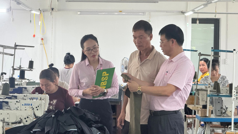 Các cán bộ của Phòng Giao dịch Ngân hàng Chính sách xã hội Kiến Xương (Hưng Yên) luôn đồng hành, giúp đỡ người dân trong quá trình sử dụng vốn vay. img-3075.jpg