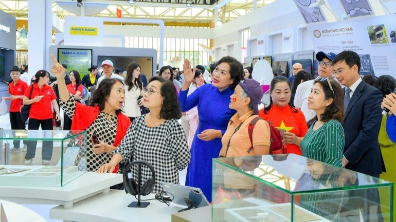 Gouverneurin Nguyen Thi Hong informierte die Öffentlichkeit über die Errungenschaften des Bankensektors, die auf der Ausstellung „Nationale Errungenschaften“ anlässlich des 80. Jahrestages des Nationalfeiertags (2. September 1945 – 2. September 2025) gezeigt wurden. thong-doc-nhnn-nguyen-thi-hong-chia-se-voi-nguoi-dan-ve-thanh-tuu-nganh-ngan-hang-duoc-trung-bay-tai-trien-lam-4607.jpg