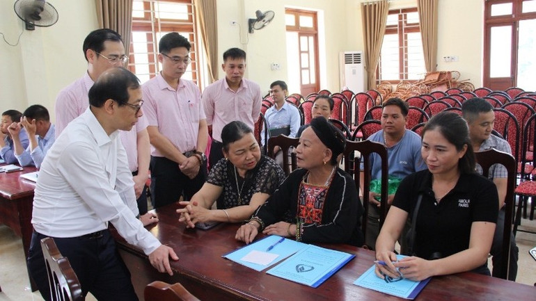 Đoàn công tác lắng nghe tâm tư nguyện vọng người nghèo tại điểm giao dịch Ngân hàng Chính sách xã hội. img-3793-2755.jpg