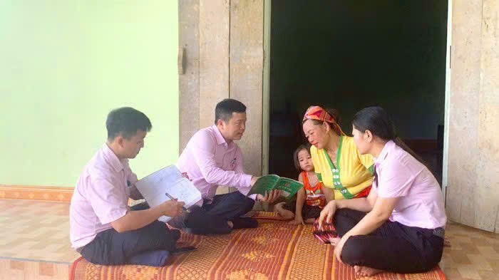 Cán bộ tín dụng tận tình hướng dẫn nhân dân sử dụng vốn vay phát triển kinh tế, cải thiện đời sống. can-bo-tin-dung-nhcsxh-anh-son-tan-tinh-huong-dan-nhan-dan-su-dung-von-vay-phat-trien-kinh-te-cai-thien-doi-song-1084.jpg