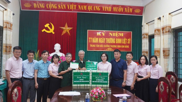 Ngân hàng chính sách xã hội tỉnh Hà Nam tặng quà thương binh nhân ngày 27/7. img-2537.jpg