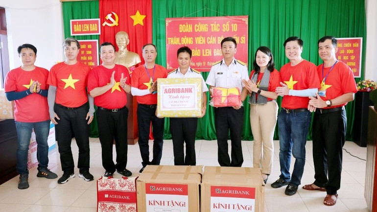 Phó Tổng Giám đốc Phùng Thị Bình trao quà tặng cho chiến sĩ trên đảo Len Đao. a6-dc-phung-thi-binh-trao-qua-tang-cho-chien-si-tren-dao-len-dao.jpg