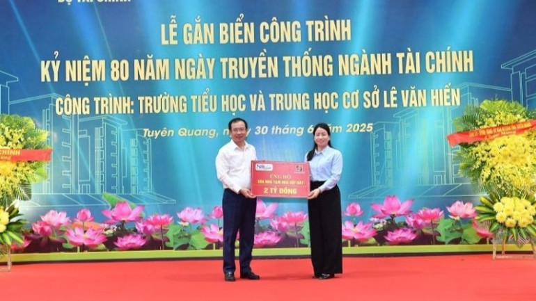 Đại diện Agribank, Phó Tổng Giám đốc Đoàn Ngọc Lưu trao tặng 2 tỷ đồng ủng hộ chương trình xóa nhà tạm, nhà dột nát. a4-dai-dien-agribank-dong-chi-doan-ngoc-luu-pho-tong-giam-doc-trao-tang-2-ty-dong.jpg
