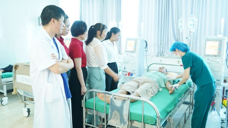 Lãnh đạo Ngân hàng Agribank, Sở Y tế, Bệnh viện đa khoa tỉnh Lai Châu thăm bệnh nhân chạy thận. a3.jpg