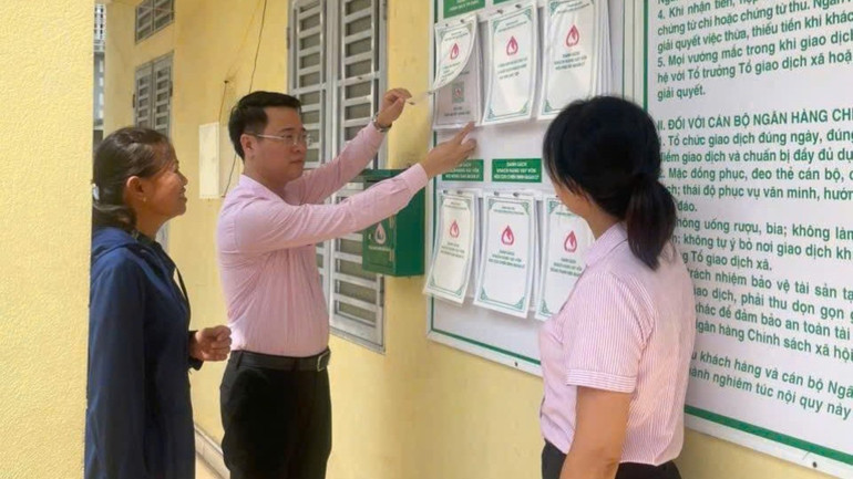 Phó Giám đốc Ngân hàng Chính sách xã hội tỉnh Phú Thọ Nguyễn Tuấn Ngọc thường xuyên kiểm tra hoạt động ở các điểm giao dịch. pho-giam-doc-nhcsxh-tinh-phu-tho-nguyen-tuan-ngoc-thuong-xuyen-kiem-tra-hoat-dong-o-cac-diem-giao-dich.jpg