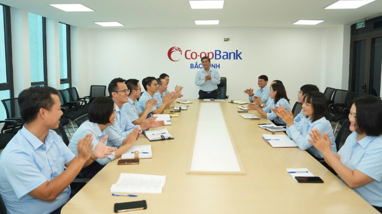 Direktør Nguyen Ngoc Thanh (stående i midten) og bankens ledergruppe er alltid opptatt av hvordan de kan yte bedre og bedre service, samtidig som de sikrer driften av fondene i området. giam-doc-thanh-dung-giua-va-tap-the-lanh-dao-ngan-hang-luon-tran-tro-lam-the-nao-de-ngay-cang-phuc-vu-tot-hon-he-thong-qtdnd-tren-dia-ban-dong-thoi-dam-bao-an-toan-hoat-dong-cho-cac-qtdnd-4916.jpg