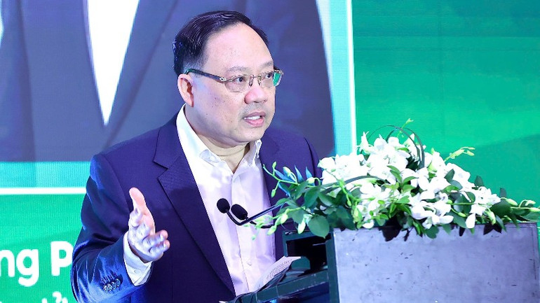 Ông Phạm Anh Tuấn chia sẻ ý kiến tại hội thảo. img-4156-4009.jpg