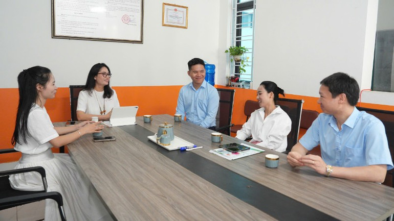 Representant for ledelsen i Co-opBank Bac Ninh snakker med fru Nguyen Thi Dung (sittende nummer to fra venstre). dai-dien-lanh-dao-ngan-hang-hop-tac-chi-nhanh-bac-ninh-trao-doi-voi-chi-dung-ngoi-thu-2-tu-trai-sang-6852.jpg
