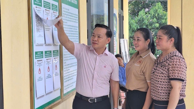 Giám đốc Phòng giao dịch Ngân hàng Chính sách xã hội Lục Yên Dương Quốc Tuấn thường xuyên kiểm tra hoạt động tín dụng chính sách tại các điểm giao dịch xã. img-2797.jpg