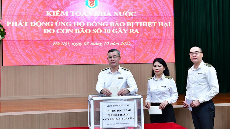 Tổng Kiểm toán Nhà nước Ngô Văn Tuấn cùng các công chức, viên chức, người lao động Kiểm toán Nhà nước đã hưởng ứng quyên góp, ủng hộ. img-4119.jpg