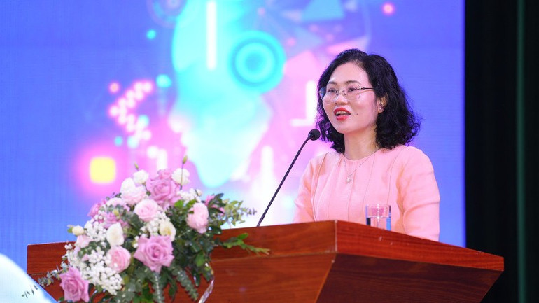Tổng Biên tập Thời báo Ngân hàng Lê Thị Thúy Sen phát biểu tại tọa đàm. balethithuysen-4472.jpg