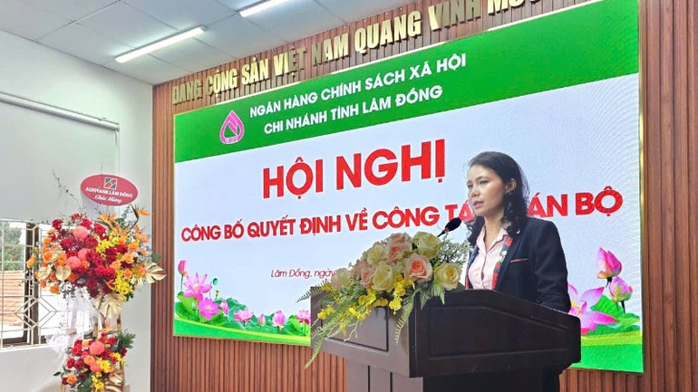 giam-doc-nhcsxh-tinh-lam-dong-ba-nguyen-thi-ngoc-thu-chu-tri-hoi-nghi-cong-bo-quyet-dinh-cong-tac-can-bo-cua-don-vi-2308.jpg