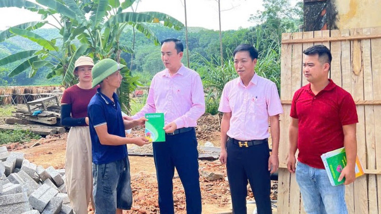 Director of Thai Nguyen Province Social Policy Bank Pham Tuan Hung (standing in the middle) talks with borrowers. z7156393761505-132b4badbed079f5e520a2d9b1ec63ca-5086.jpg