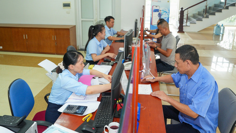 Giao dịch khách hàng tại Co-opBank chi nhánh Hưng Yên. giao-dich-nhhtx-hung-yen.jpg
