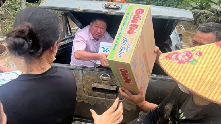 Những thùng mì tôm, nhu yếu phẩm được cán bộ Ngân hàng Chính sách xã hội trao tận tay cho bà con vùng lũ vượt qua khó khăn. img-2922-8794.jpg