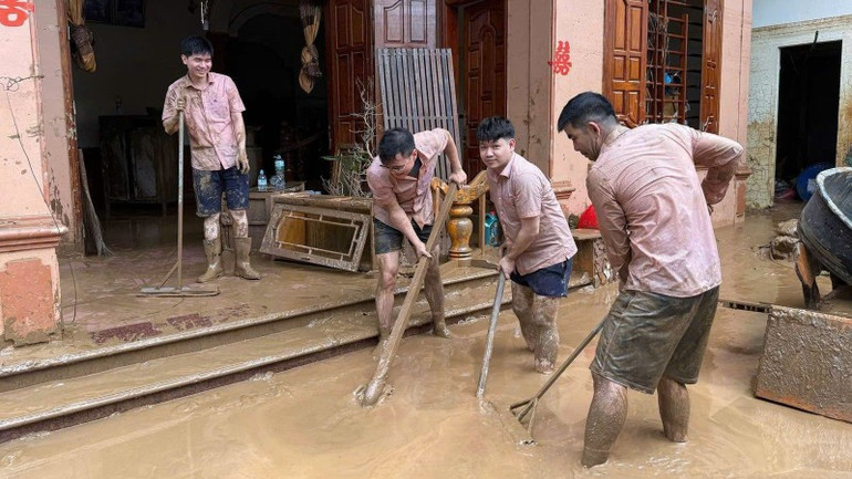 Phòng giao dịch Ngân hàng Chính sách xã hội Kỳ Sơn thường xuyên cử nhân sự túc trực giúp bà con bị thiệt hại đẩy bùn ra khỏi nhà. img-2924-1664.jpg