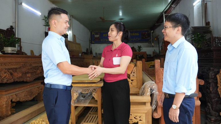 Takket være kapitaltilførsel fra Co-opBank Bac Ninh har fru Vu Thi Than hatt flere muligheter til å utvide produksjonen og virksomheten. chi-vu-thi-than-pho-thanh-binh-phuong-dong-nguyen-bac-ninh-la-khach-hang-cua-nhht-gan-8-nam-vay-1-ty-dong-von-luu-dong-de-san-xuat-do-go-6281.jpg