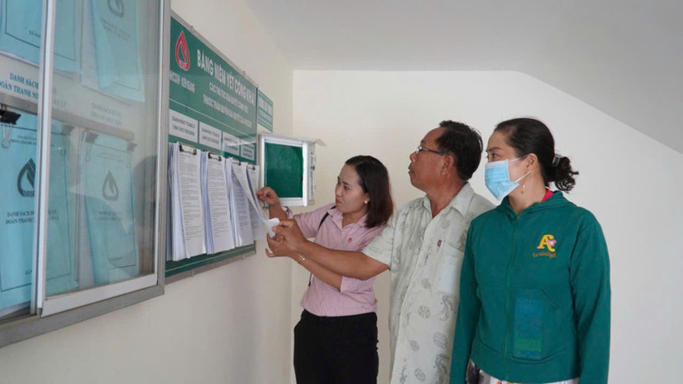 Cán bộ tín dụng chính sách tận tình hướng dẫn dân vay vốn. bo-sung-them-anh-can-bo-tin-dung-chinh-sach-tan-tinh-huong-dan-dan-vay-von.jpg