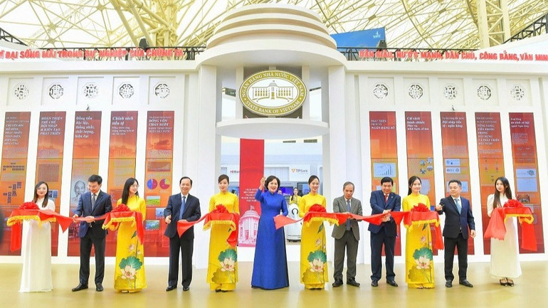 Die Gouverneurin der Staatsbank, Nguyen Thi Hong, stellvertretende Gouverneure und Vertreter der Geschäftsbanken durchschnitten das Band zur Eröffnung des Ausstellungsstandes der Bankenbranche im National Exhibition Center (Hanoi). hong-doc-nhnn-nguyen-thi-hong-cung-cac-dong-chi-pho-thong-doc-nhnn-dai-dien-lanh-dao-ngan-hang-thuong-mai-cat-bang-khai-mac-gian-trien-lam-cua-nganh-ngan-hang-2834-4678.jpg