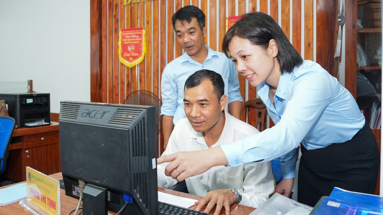 Các cán bộ của Co-opBank chi nhánh Hưng Yên hướng dẫn cán bộ của Quỹ tín dụng nhân dân Tân Phúc ứng dụng các dịch vụ số của ngân hàng. can-bo-coopbank-huong-dan-qtdnd.jpg