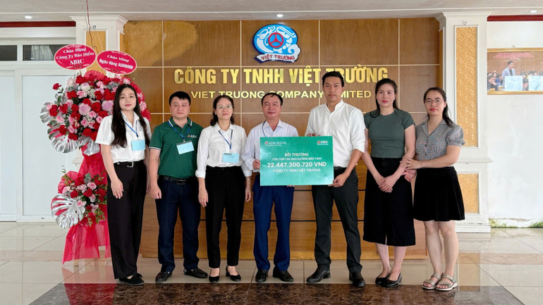 Ông Vũ Hồng Sơn, Giám đốc Ban Giám định Bồi thường của ABIC cùng cán bộ ABIC Hải Phòng trao số tiền bồi thường cho công ty Việt Trường sau bão Yagi. ong-vu-hong-son-giam-doc-ban-giam-dinh-boi-thuong-cua-abic-cung-can-bo-abic-hai-phong-trao-so-tien-boi-thuong-cho-cong-ty-viet-truong-sau-bao-yagi-7266.jpg
