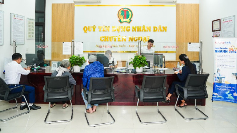 អតិថិជនធ្វើប្រតិបត្តិការនៅមូលនិធិឥណទានប្រជាជនពាណិជ្ជកម្មបរទេស។ lan06299-7692.jpg