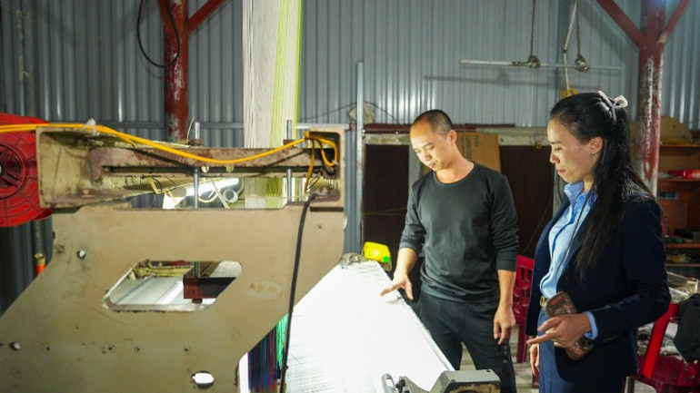 លោក ប៊ូយ ឌិញថាញ់ បានខ្ចីប្រាក់ដើមទុនពីមូលនិធិឥណទានប្រជាជន ជូយៀនង៉ោយ ដើម្បីវិនិយោគលើម៉ាស៊ីនត្បាញទំនើបៗ។ lan06533-3395.jpg