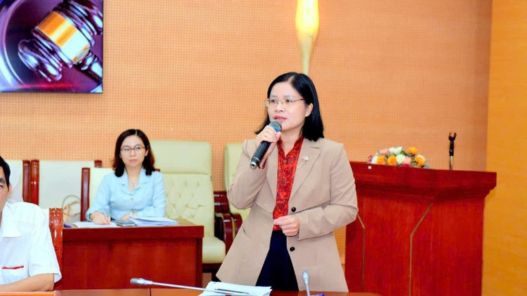 Bà Nguyễn Thị Minh Thơ, Phó Cục trưởng Cục Phòng, chống rửa tiền, trình bày tại hội thảo. ba-nguy-e-n-th-i-minh-th-o-ph-o-c-u-c-tr-uo-ng-c-u-c-ph-o-ng-ch-o-ng-r-u-a-ti-e-n-nhnn-da-tr-i-nh-b-a-y-n-o-i-dung-tai-hoi-thao-3110.jpg