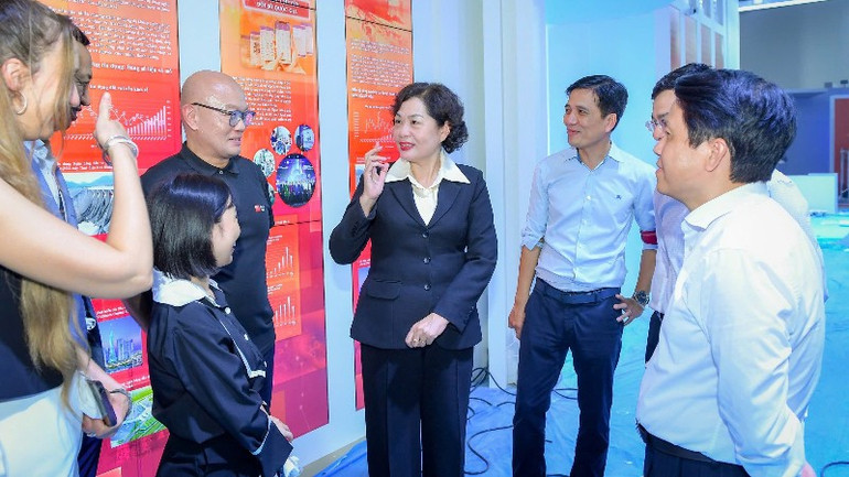 Thống đốc Ngân hàng Nhà nước Nguyễn Thị Hồng kiểm tra tiến độ thi công các gian hàng tại triển lãm. img-3577-5424.jpg