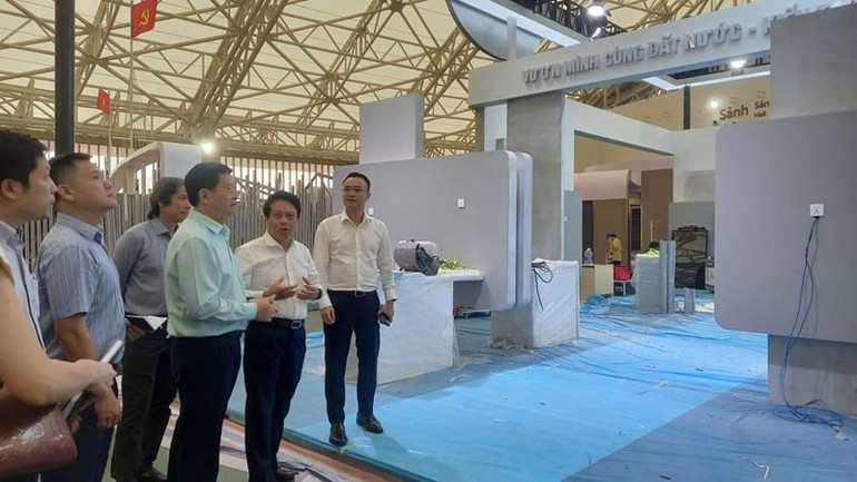 Phó Thủ tướng Mai Văn Chính kiểm tra tiến độ thi công các gian hàng tại triển lãm. img-3579.jpg