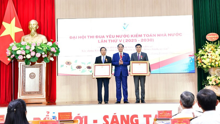 Phó Chủ tịch Quốc hội Trần Quang Phương trao tặng Huân chương Độc lập hạng Ba cho ông Đặng Thế Vinh và Huân chương Lao động hạng Nhất cho ông Nguyễn Tuấn Anh. img-4651-5849.jpg