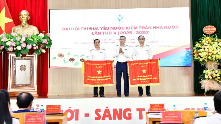 Đồng chí Ngô Văn Tuấn, Ủy viên Trung ương Đảng, Tổng Kiểm toán Nhà nước tặng Cờ thi đua của Chính phủ cho đại diện Tập thể Văn phòng Kiểm toán Nhà nước và Vụ Chế độ & Kiểm soát chất lượng kiểm toán. img-4652-3115.jpg