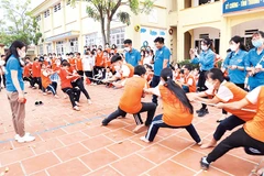 Thiếu nhi xã Thư Phú (huyện Thường Tín) hào hứng tham gia trò chơi kéo co tại “Sân chơi cuối tuần”.