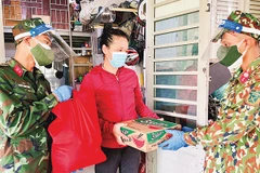 Bộ đội hỗ trợ người dân TP Hồ Chí Minh giữa mùa dịch Covid-19. Ảnh: KHỞI MINH