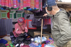 Thực hiện thu âm thanh tại chợ Tú Lệ (Văn Chấn, Yên Bái).